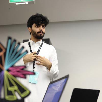 “الصحفية روان البقمي تحاور الأديب محمد الأحمدي في نادي الرواية الأولى”