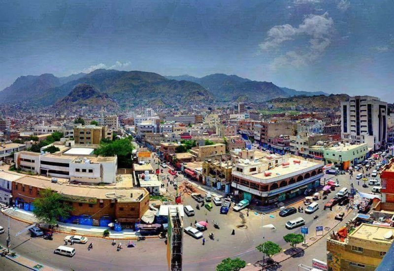 ازدحام غير مسبوق يعكر صفو عيد الفطر في تعز