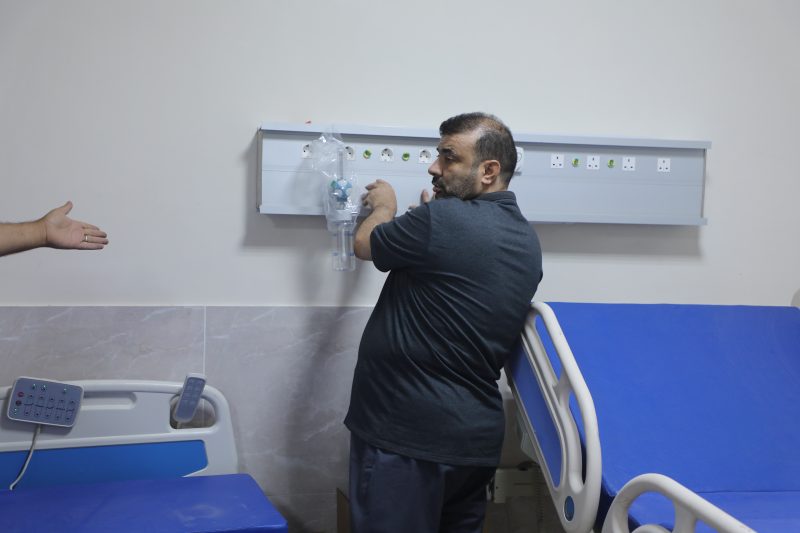 مدير عام مستشفى كرى العام يشرف على تجهيز قسم الطوارئ التوليدية في مبنى الأمومة والطفولة قبل تدشين الإفتتاح