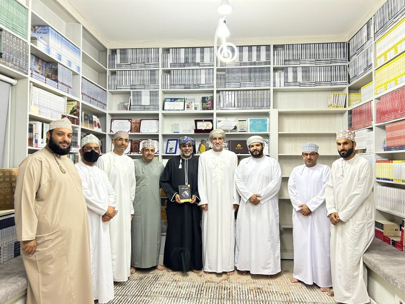 مكتبة قرّاء المعرفة تحتفي بالمجموعة القصصية «كوب منثلم» للكاتب خالد الهنائي