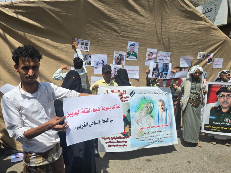 «تعز: أهالي الشهداء والمغدور بهم يطالبون طارق صالح بالقبض على قتلة هاربين إلى المخا»