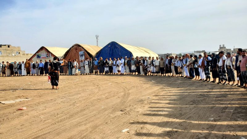 «مأرب: وفد من مشايخ ووجهاء قبائل البيضاء يزور مخيم الشهيد يونس الشريحي ويطالب بالقبض على الجناة»