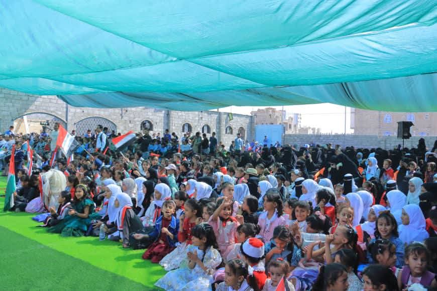 «مدارس التفوق الحديثة بمأرب تحتفي بذكري ثورتي 26 سبتمبر و14 أكتوبر وتفتتح ملعبًا رياضيًا جديدًا»