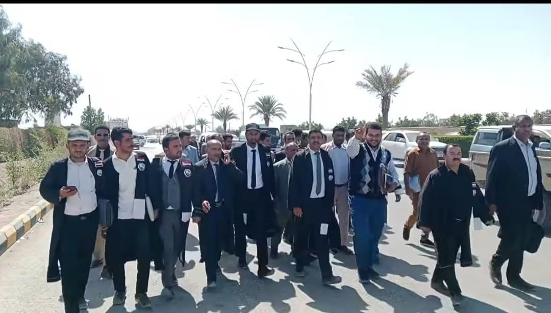 نقابة المحامين بمأرب تتضامن مع الجرحى المعتصمين وتعلن تشكيل فريق قانوني لمساندتهم حتى انتزاع حقوقهم