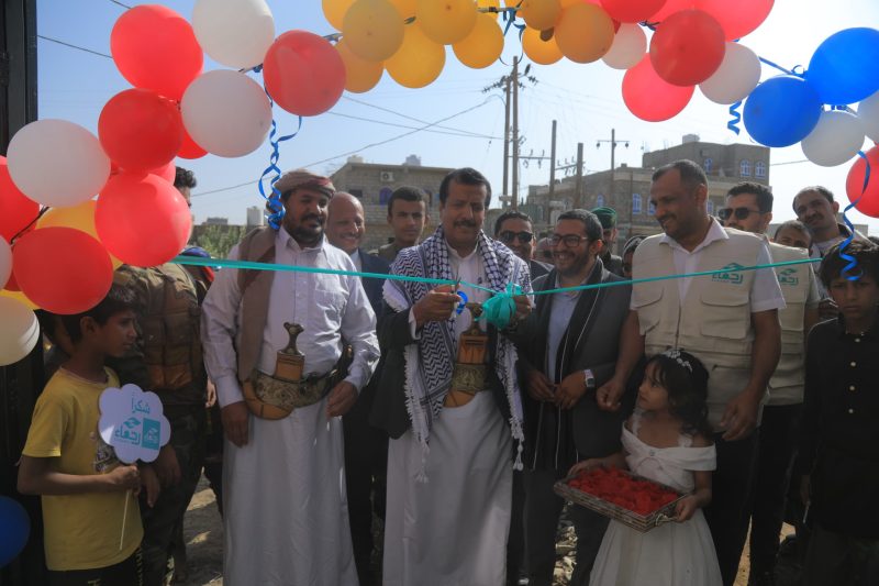 افتتاح مشروع بئر ارتوازي بمنطقة الروضة في محافظة مأرب بدعم فاعلات خير من قطر
