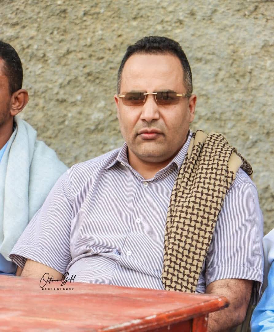 عدن: نقطة أمنية تعترض سيارة وكيل وزارة الإدارة المحلية وتقوم بانزاله منها وتخضعه لاستجواب