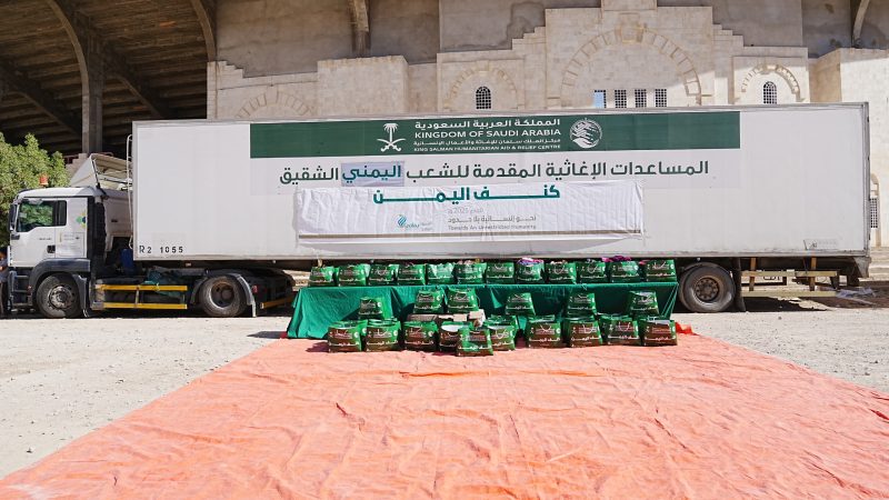 حضرموت: مركز الملك سلمان للإغاثة يواصل توزيع الكسوة الشتوية ضمن مشروع “كنف” في المناطق الصحراوية