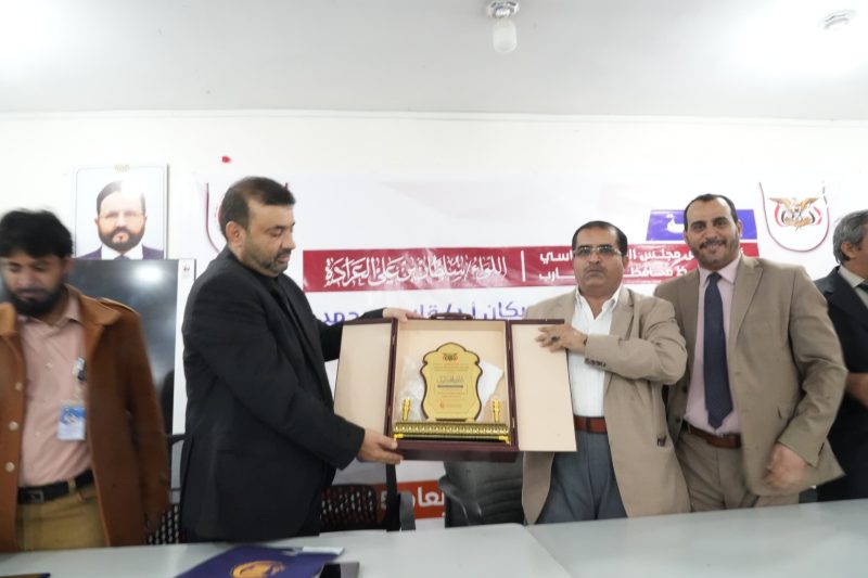 «مدير مكتب الصحة بمأرب يكرّم مدير عام مستشفى كرى العام بدرع المدير المثالي»