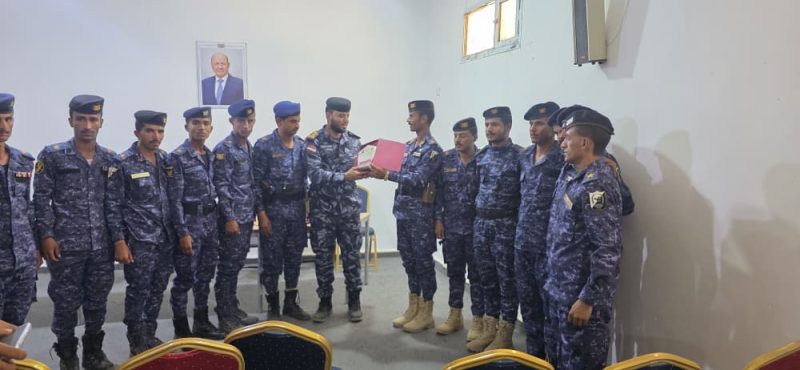 العميد الركن أحمد سعيد دركم يلتقي الضباط الخريجين من منتسبي قوات النجدة بمأرب ويشيد بدورهم الوطني