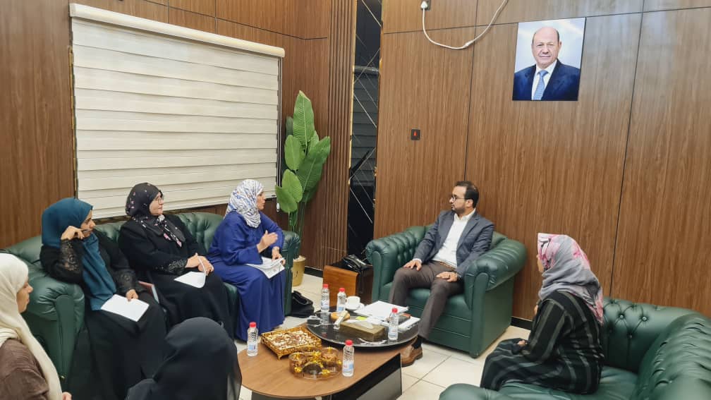 عدن .. وزير الخدمة المدنية يلتقي رئيسة اللجنة الوطنية للمرأة لبحث تمكين النساء وحقوق الموظفات